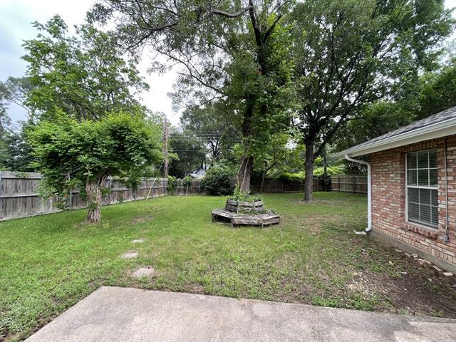 Building Photo - 705 White Oak Ln