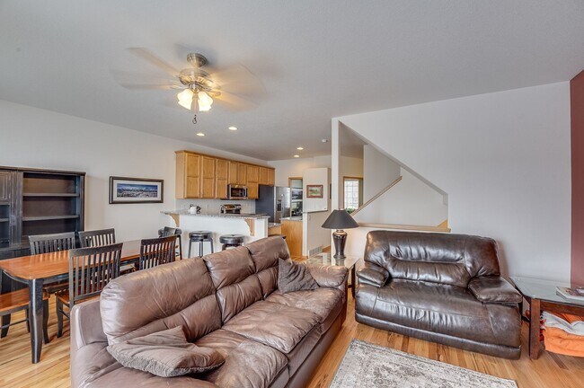 Building Photo - Spacious 3 bed, 2.5 bath Townhome in Ridgewood Hills!