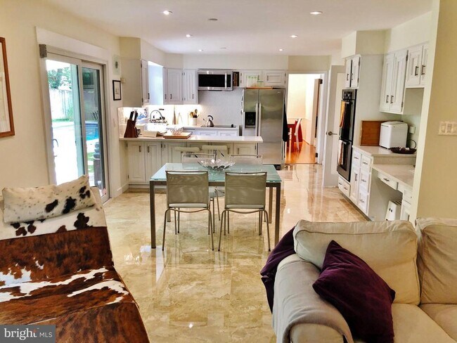 Building Photo - 10309 Bells Mill Terrace