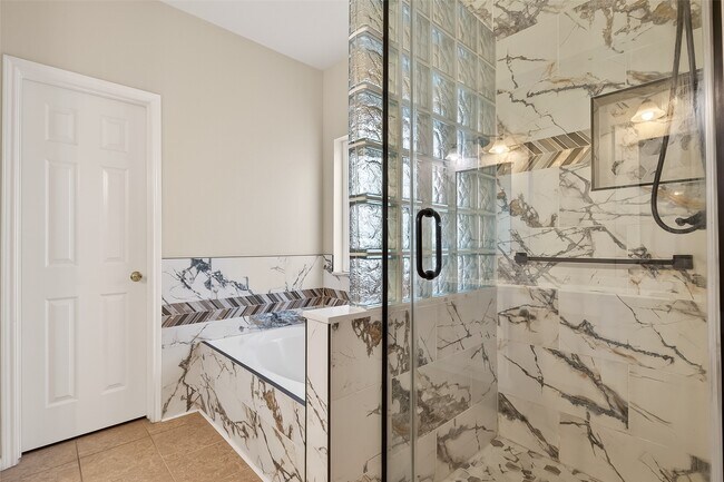 Building Photo - 14335 Plum Springs Dr