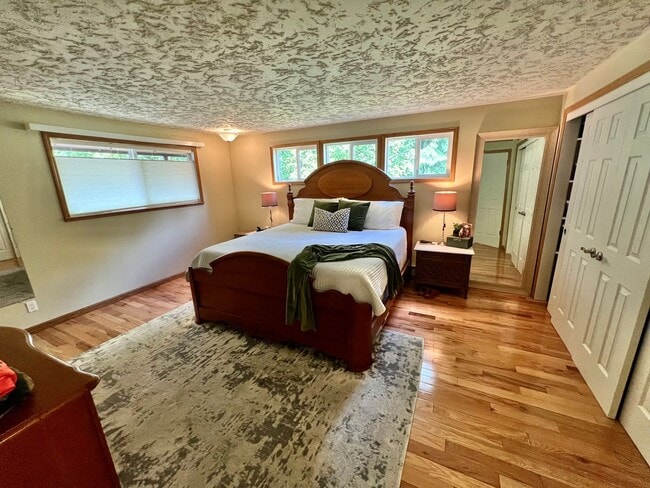 Building Photo - Beautiful Custom 3bd 2.5 bath Hardwood in ...