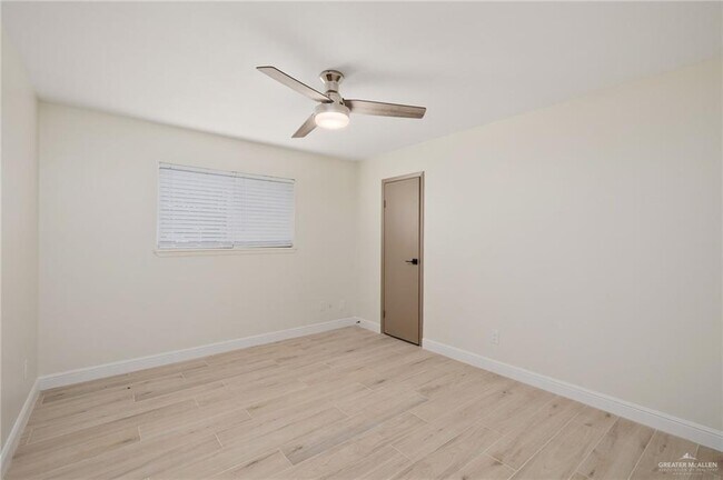 Building Photo - 19 Fern Ave W