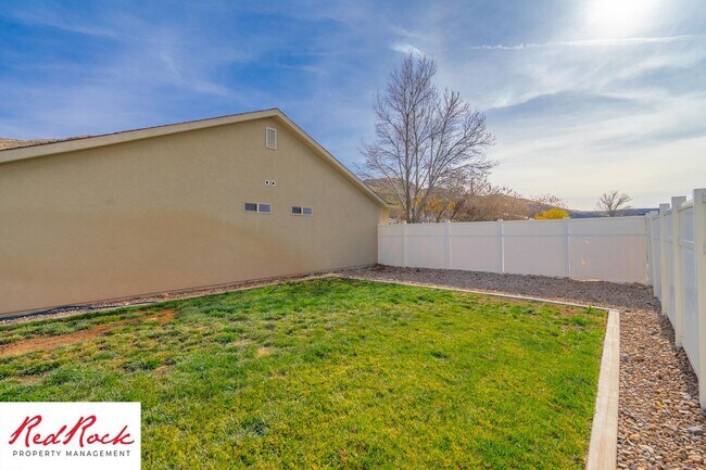 Building Photo - Move in Special: $200 off full first month rent on this inviting 3-Bedroom Home with Garage and P...