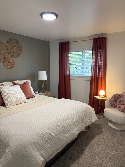 King Size 2nd Bedroom - 3527 Hillside Dr
