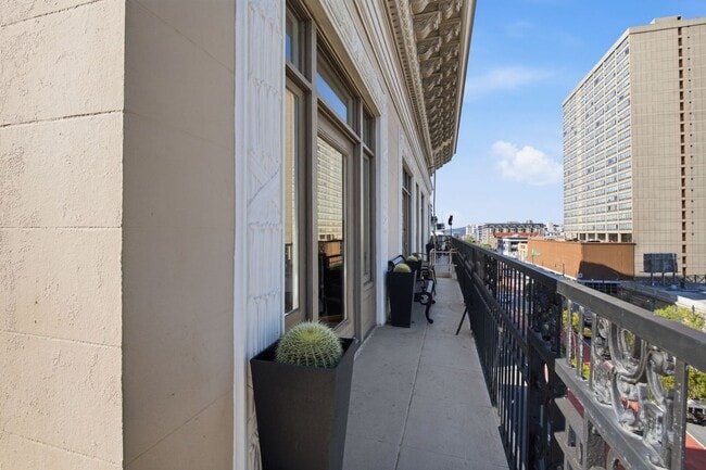 Building Photo - 1405 Van Ness Ave