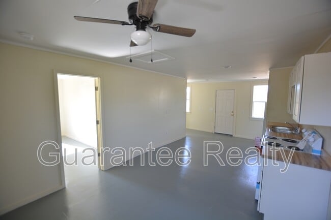 Building Photo - 2726 Shamrock Dr