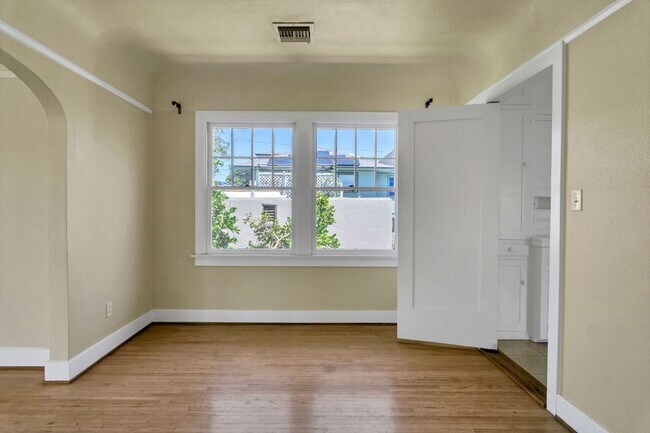 Building Photo - Great upstairs bungalow in Hillcrest with one car garage!