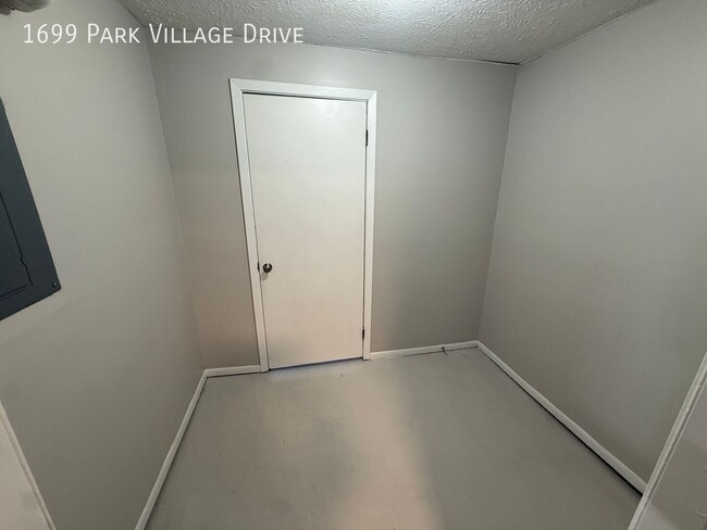 Building Photo - 1699 Park Village Dr