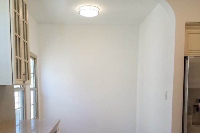 Building Photo - 4227 1/2 Avocado St