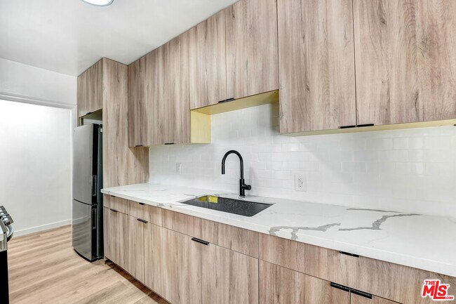 Building Photo - 308 S Reeves Dr