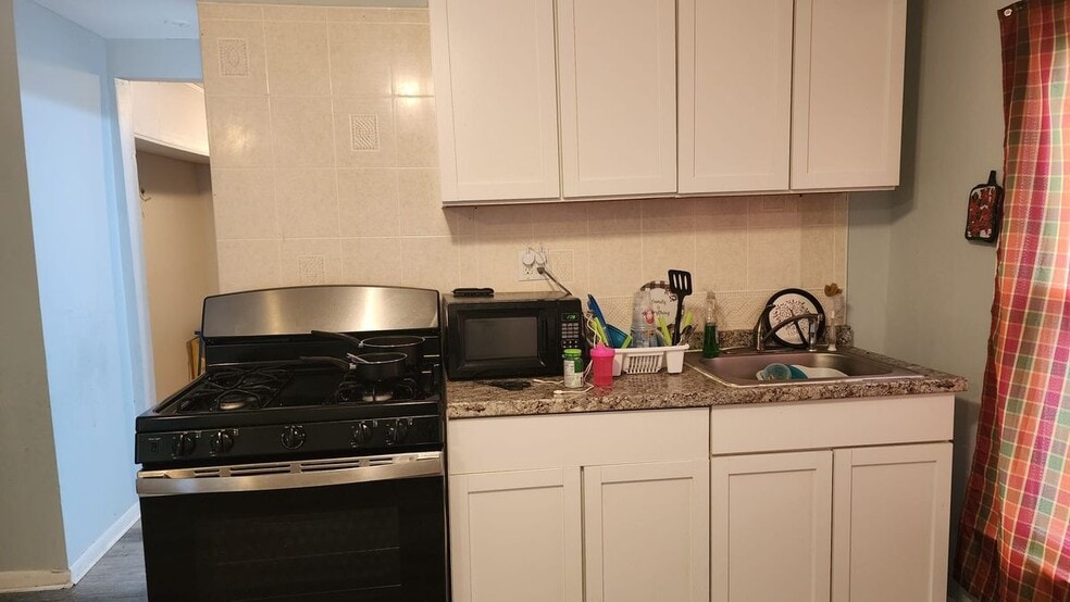 Building Photo - 7542 Meadow Ave