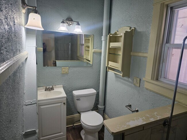 Building Photo - 406 Naymut St