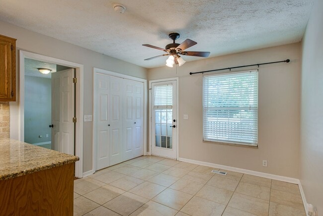 Building Photo - 3 Bed 2 Bath w/bonus room and fence for $2...