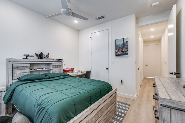 Building Photo - LUXURY 3-BEDROOM TOWNHOUSE AT GRAYSON HOUSE