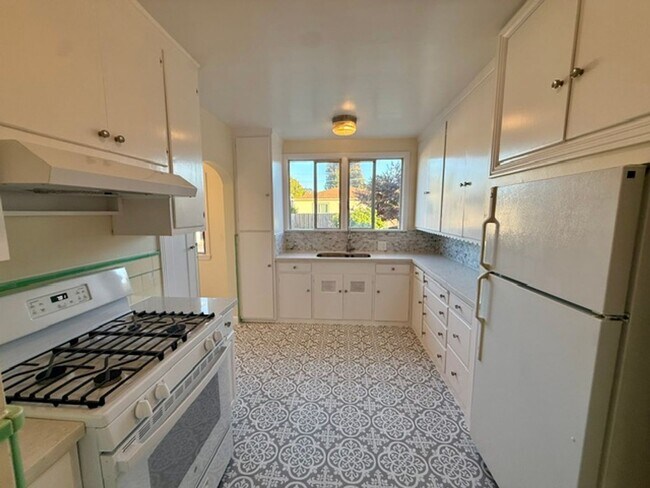 Building Photo - 145 Sylvan Ave