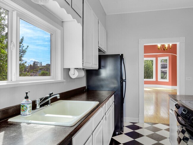 Building Photo - Beautiful, Newly Renovated Franklin House