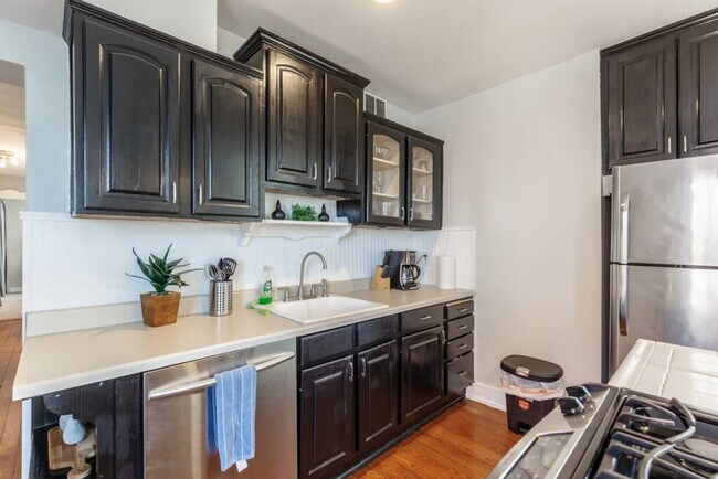 Building Photo - 1614 Mansfield St