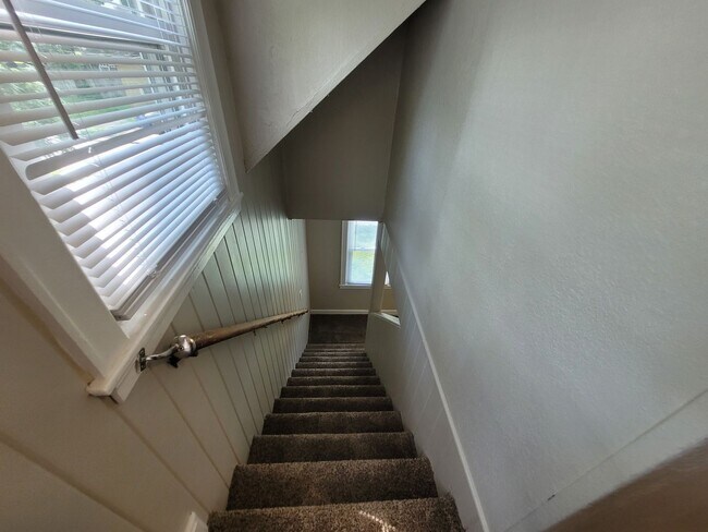 Building Photo - 2 bedroom, 1.5 bathroom home with detached garage!