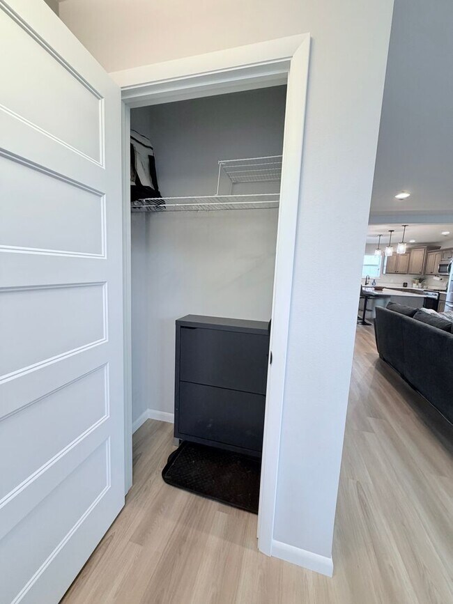 Building Photo - 3 Bed / 2.5 Bath Brand New House in Waunakee, WI!