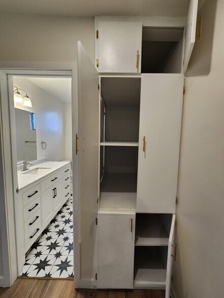 Building Photo - 1414 S Orange Grove Ave