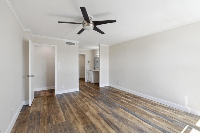 Building Photo - 4 Royal Palm Way