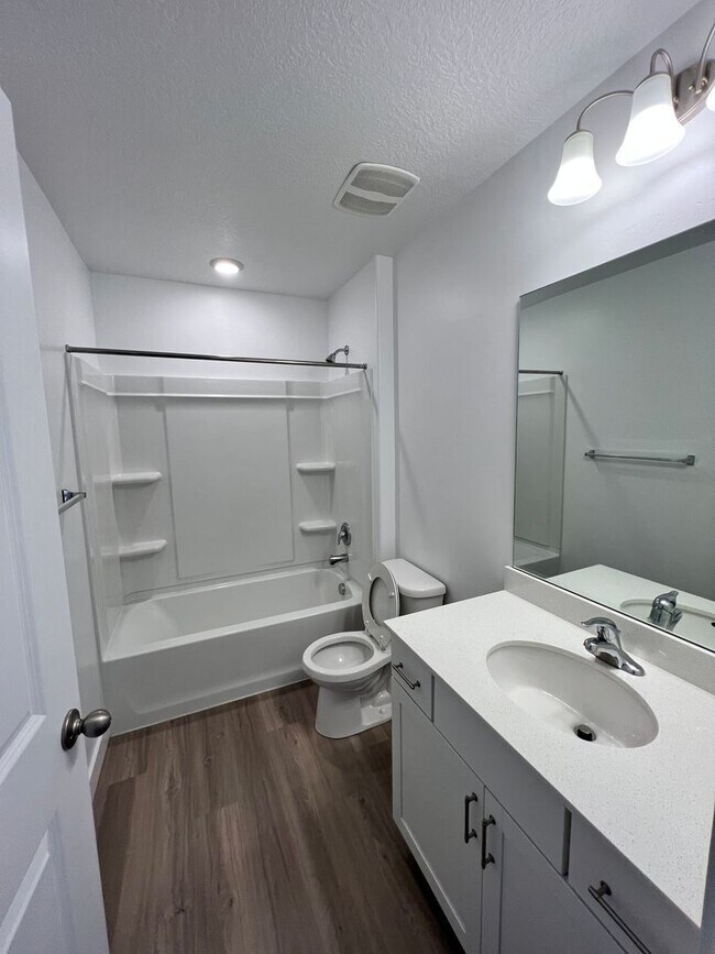 Building Photo - 4 Bedroom 3 Bath FOR RENT FINISHED BASEMENT