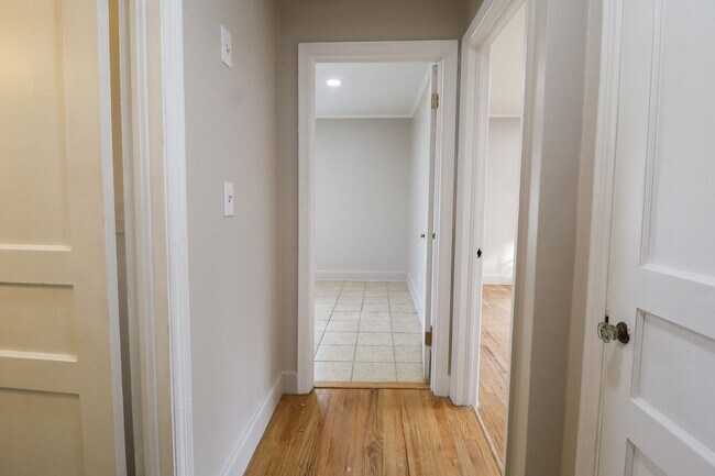 Building Photo - Midtown 2 Bedroom Gem! Available for move in immediately!