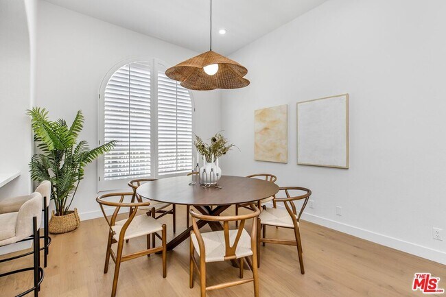 Building Photo - 14234 Dickens St