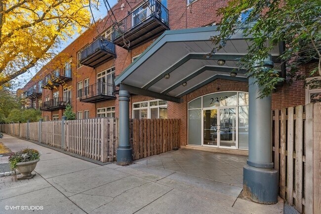 Primary Photo - 2333 W St Paul Ave
