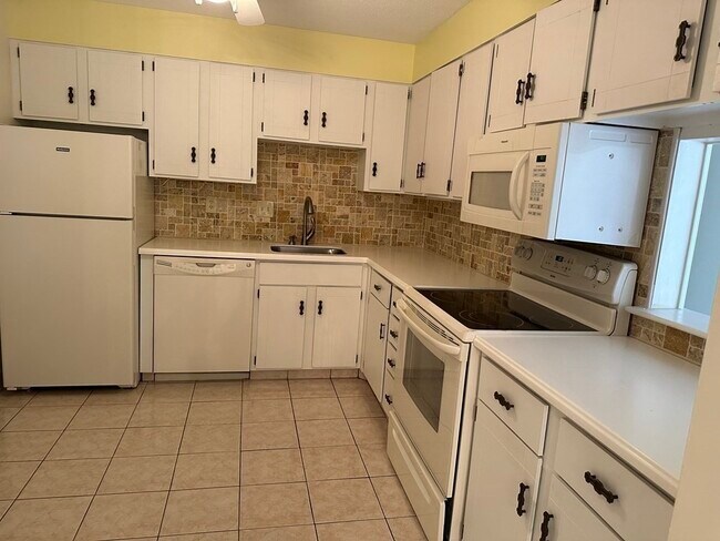 Building Photo - 2 Summit Dr