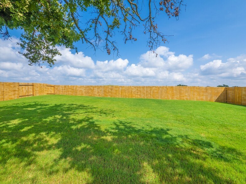 Building Photo - 120 Serpens St