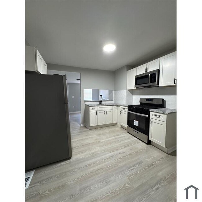 Primary Photo - 2 Bedroom Spacious Home
