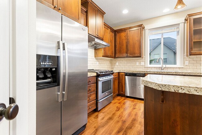 Building Photo - Excellent Condition Three Bedroom + Office, Fenced Backyard, Central AC
