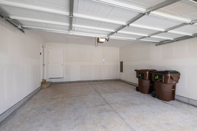Building Photo - 3 bedroom duplex-Westbury Gardens!
