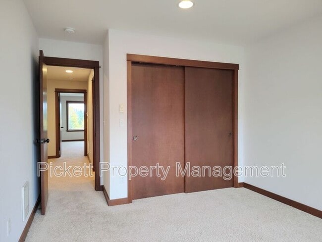 Building Photo - 10715 NE Rhody Wy