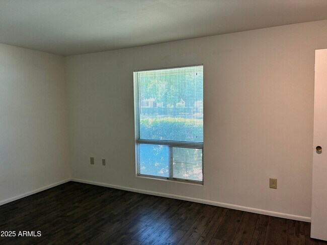 Building Photo - 10120 W Kingswood Cir