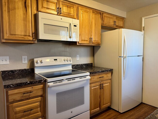 Building Photo - Updated 2 bed 1 bath duplex in Springfield!