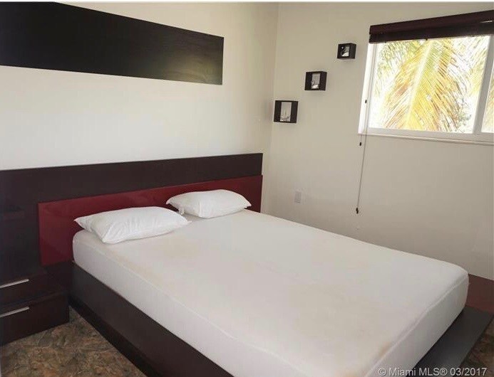 Huge bedroom area with walking closet - 252 Jefferson Ave