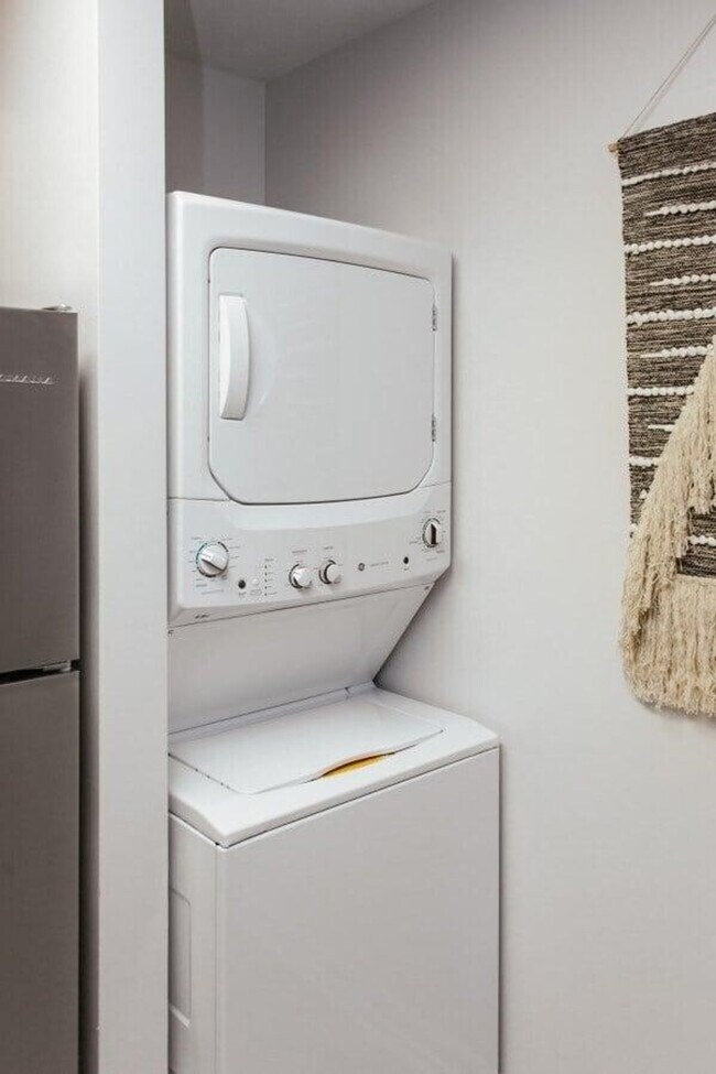 Building Photo - 672 Barber St