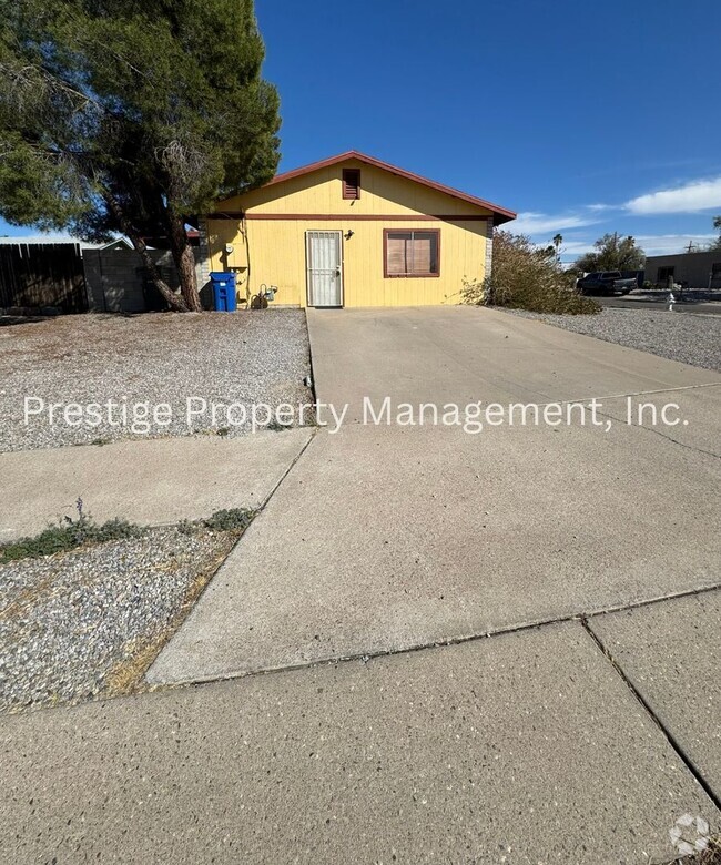 Building Photo - 3/2 East Side Charmer w/ an Updated Kitche...