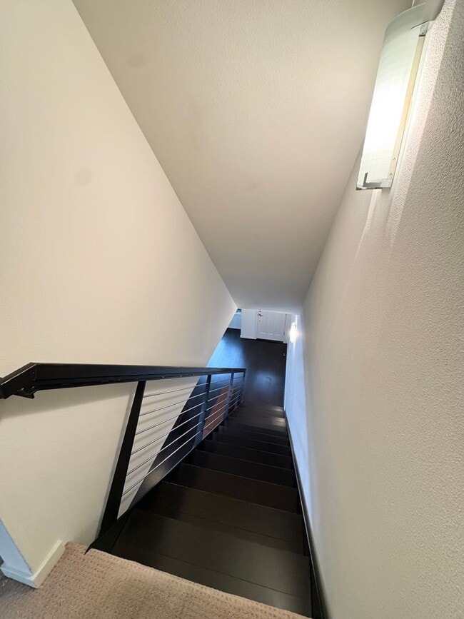 Building Photo - Rare Townhome 2 bed 2 bath in Heart of Bellevue Downtown