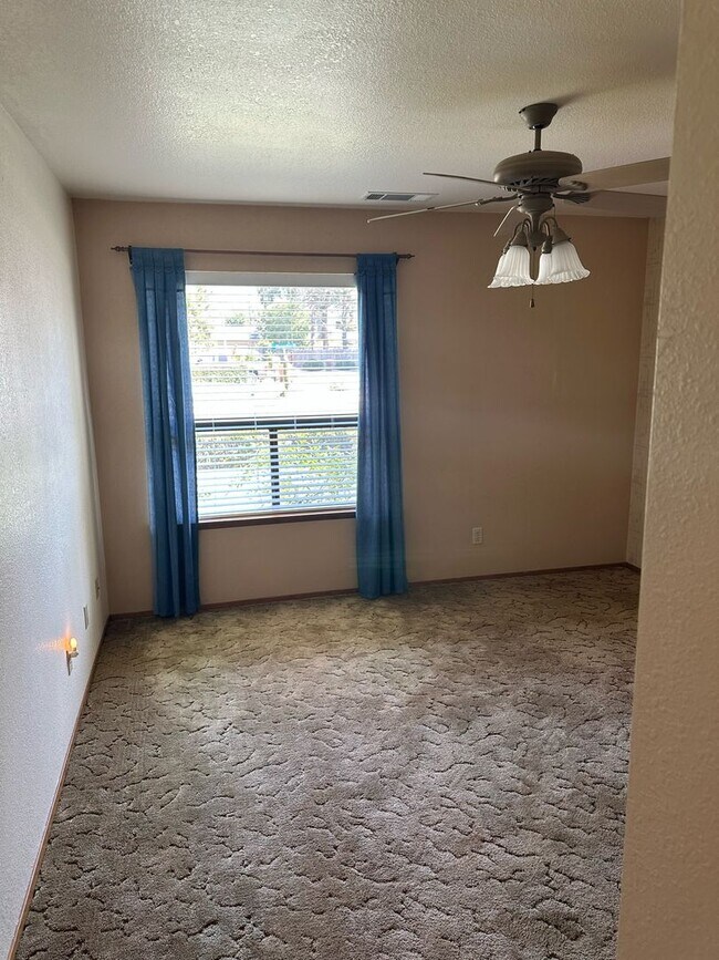 Building Photo - 475 E Mercedes Ave