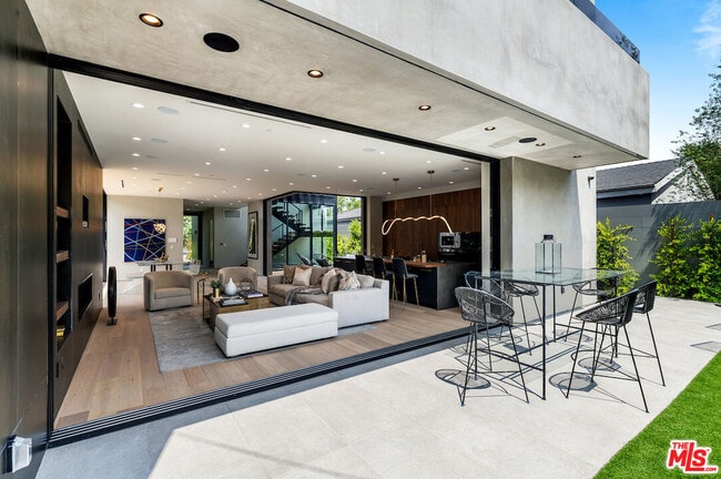 Building Photo - 434 Flores St