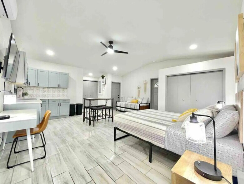 Building Photo - 1221 Corbett Ln