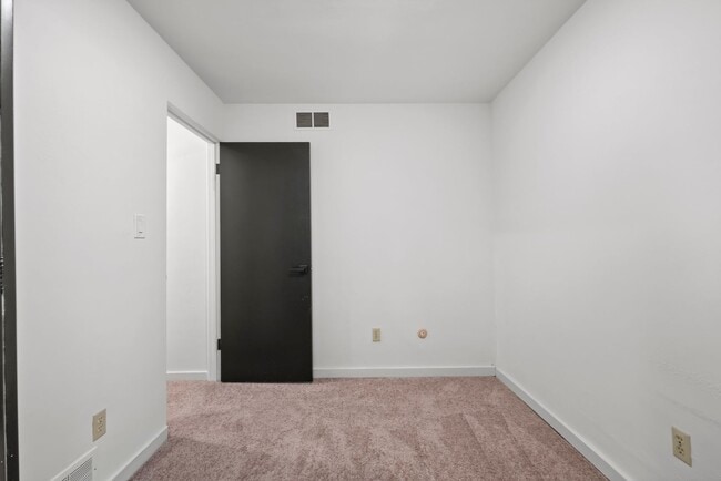 Building Photo - Ready for mid-May, don't miss this SPACIOUS 2-bedroom in the heart of Crafton!