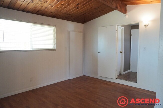 Building Photo - Spacious home located In Northeast Bakersf...