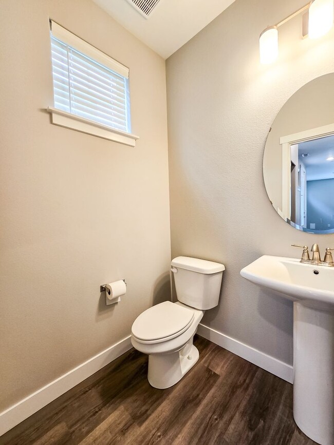 Building Photo - Newly Built Townhome 4bd 2.5ba