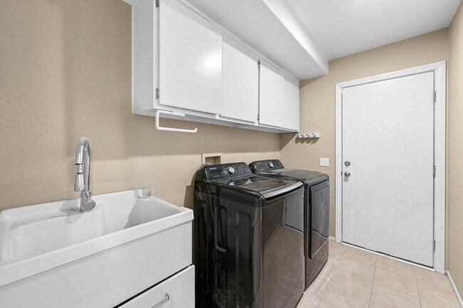 Building Photo - 509 Pacesetter St