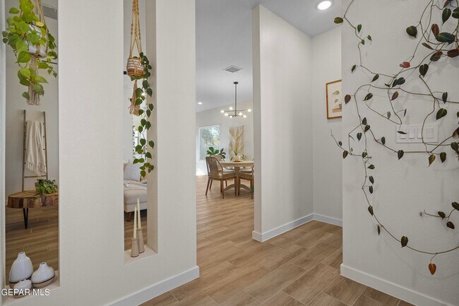 Building Photo - 444 Deserts Dr