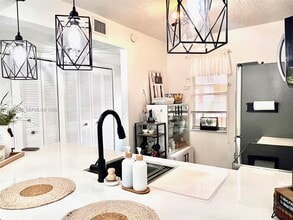 Building Photo - 2811 Somerset Dr